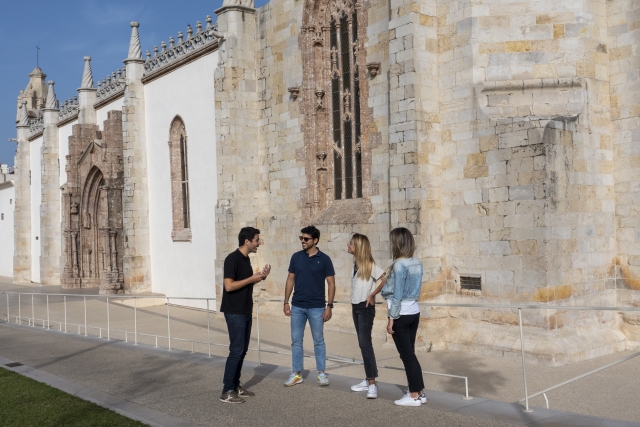Parada didáctica al lado de un convento