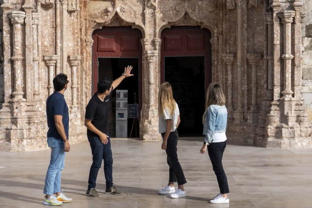 Apreciando el pórtico de una iglesia