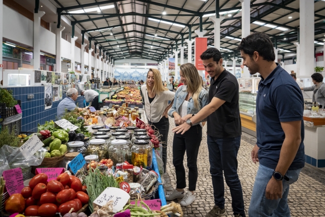 Visita los mercados locales