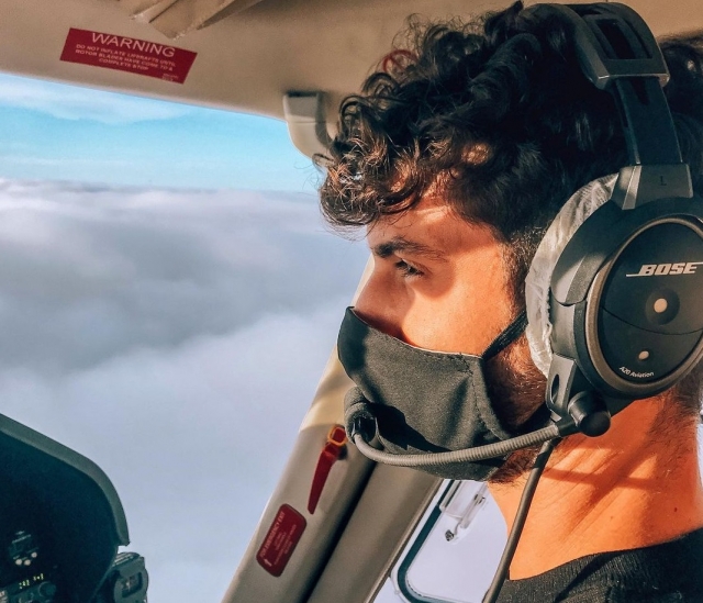 A los mandos del helicóptero