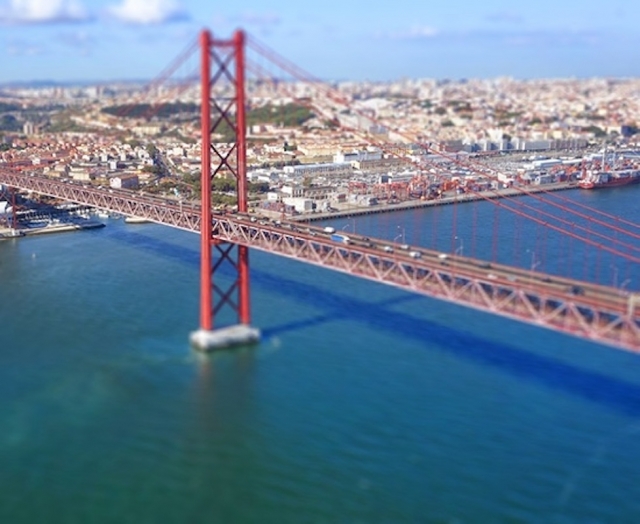 Sobrevuela el puenle de Lisboa