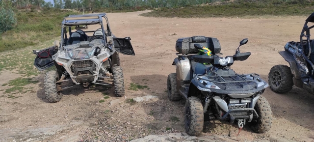 Grupo de buggies aguardando ser utilizados
