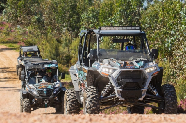 Una fila de buggies siguen al líder de la etapa