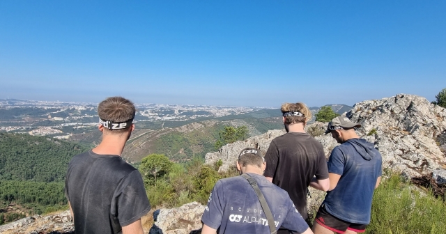 Grupo de amigos observando el impresionanle cuadro de la sierra