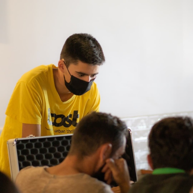 Instructor explicando escape room