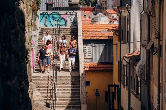  Un grupo de amigos conociendo Oporto 