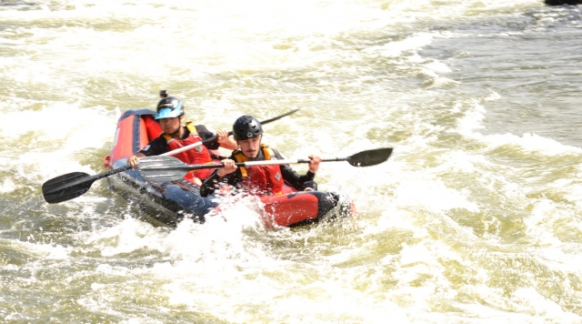Dúo en la canoa raft