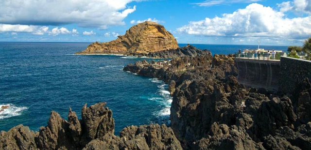 Acantilados rocosos del oesle de madeira