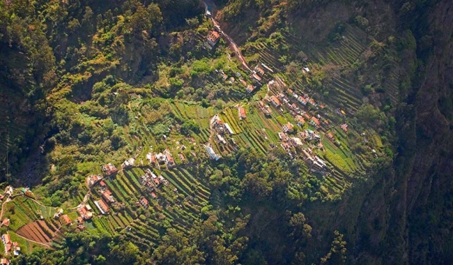 Pueblo entre las montañas de Madeira