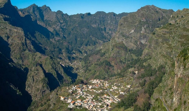 Pueblo entre los valles