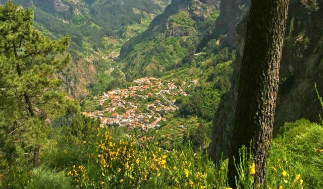 Poblado entre las montañas