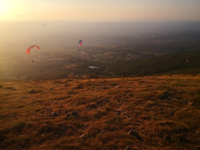 Impresionantes vistas de la sierra con dos parapentes rojos al fondo