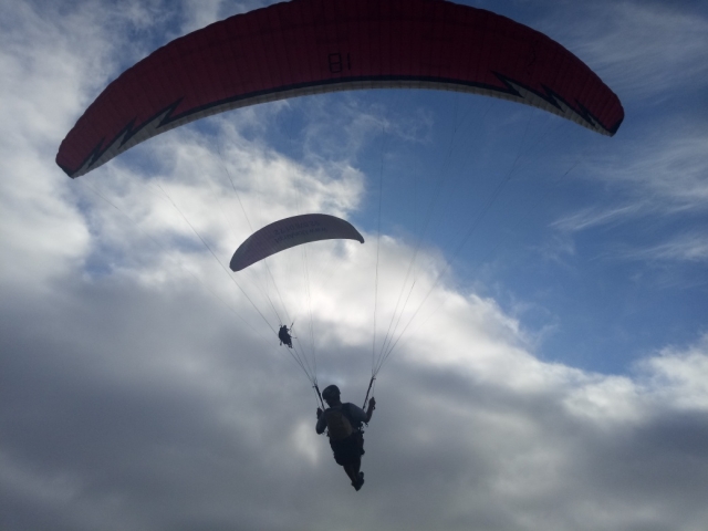 Dos parapentistas, uno detrás del otro