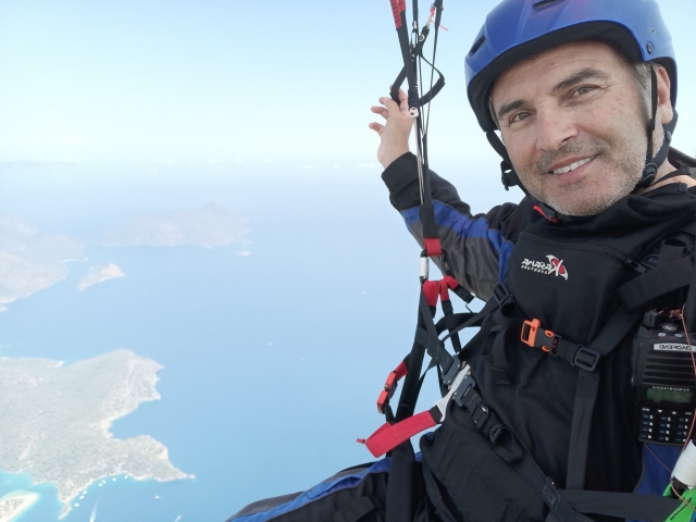 Un instructor feliz en el aire 