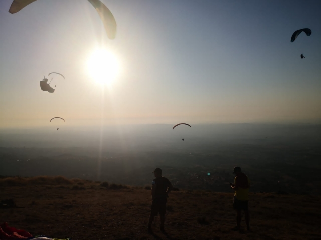 Varios parapentes surcandos los cielos