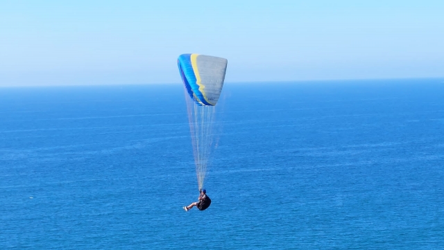 El mar y el cielo se confunden en parapenle 