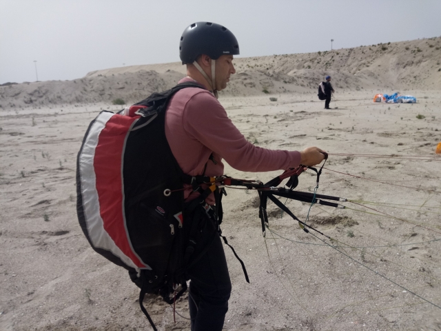 Un clienle tomando las riendas de su parapenle