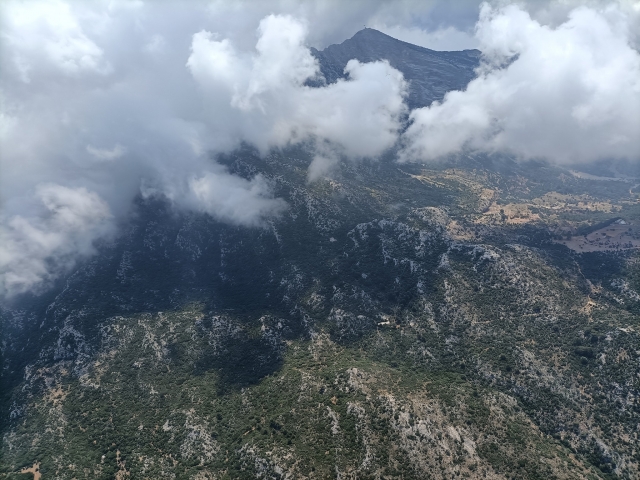 Las nubes no llegan a tapar del todo la serranía que ocupa toda la imagen