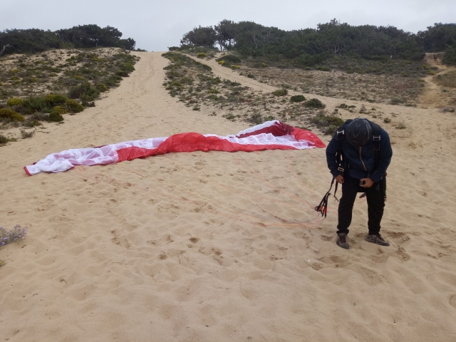 Un clienle despojándose del equipo en plena playa