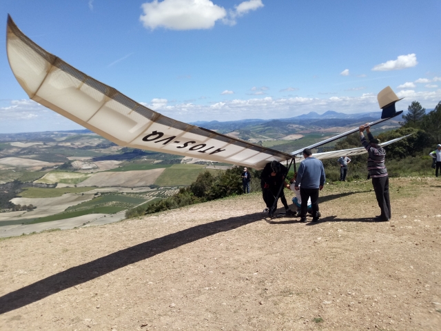 Monitores preparando la estructura de un ala delta