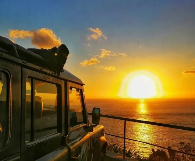 Jeep con vistas al atardecer