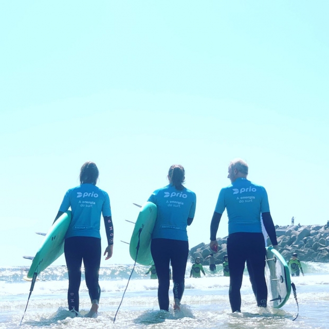 Un grupo de amigos se dirigen a surfear al mar