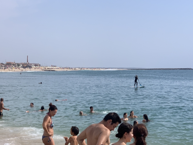 Un usuario a lo lejos hace paddle board