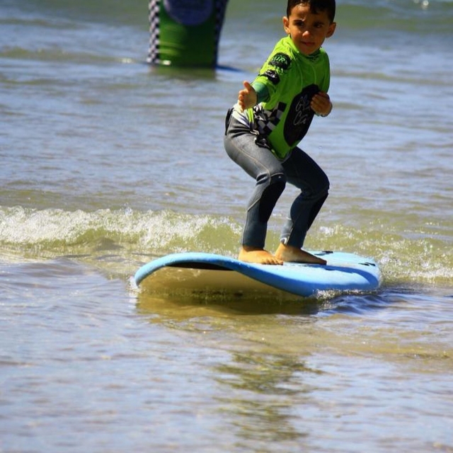 Un niño tomando la postura precisa para surfear