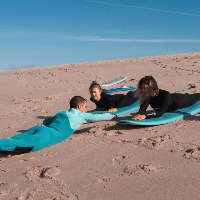 Un instructor da lecciones básicas en la arena
