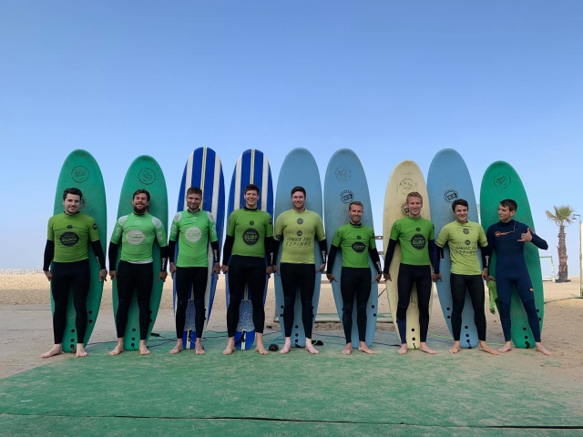 Un grupo de amigos posando con sus respectiva tablas de surf