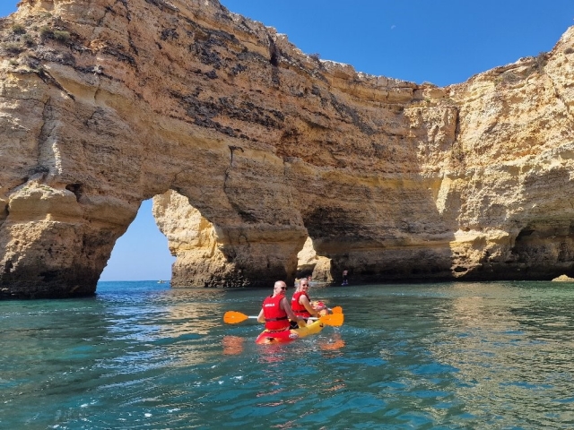 Hacer kayak en Benagil