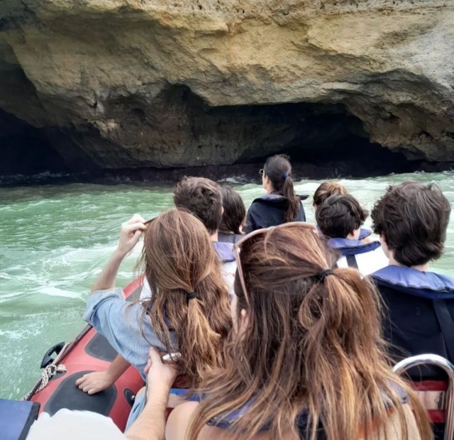 Un grupo de personas expectantes para ver la Gruta de Benagil