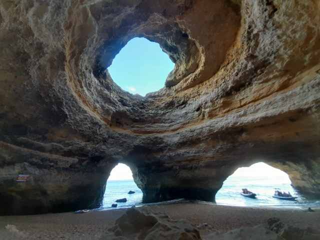 El interior de la gruta, de película