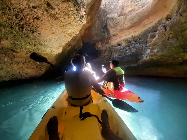Los juegos de luces que se forman al entrar a la gruta son indescriptibles