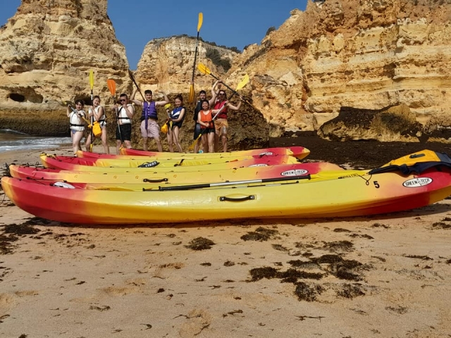 Dejando los kayaks en la arena para fotografiarse