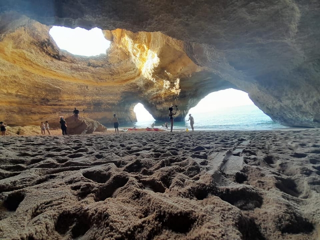 Los agujeros que se abren en la Gruta dejan filtrar la luz