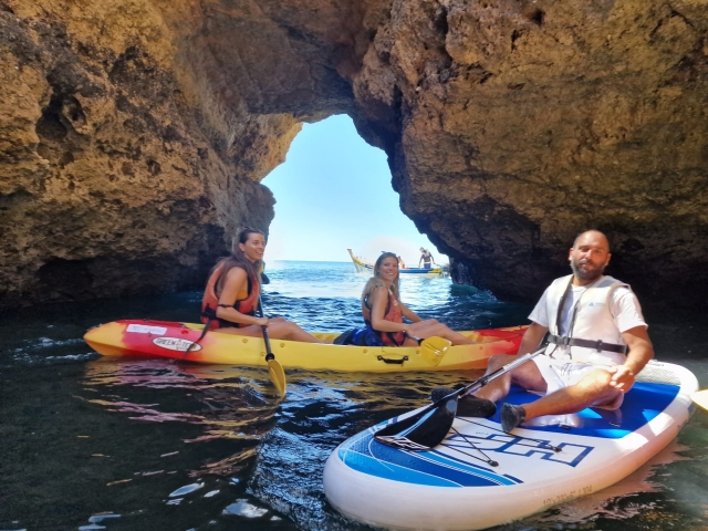 Tres excursionistas en kayak encantados con la idea de visitar la Gruta así