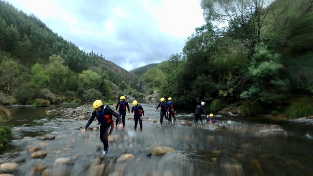 Atravesando el cauce del río