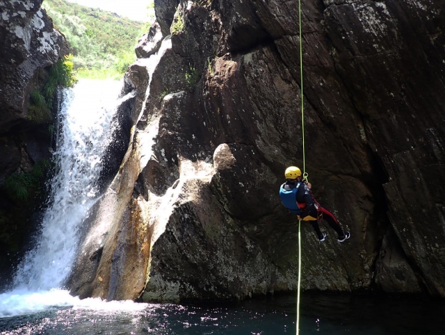 Descender en rappel las paredes del cañón será una constanle