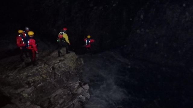 Adentrándose en el interior de una gruta con poca luz