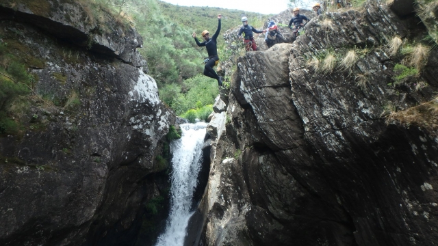 Efectuando un gran salto desde un salienle