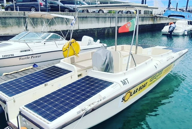 Renta barco solar con patrón en Cascais, 1 hora