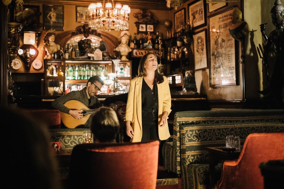  Un solista de fado empezando a cantar 