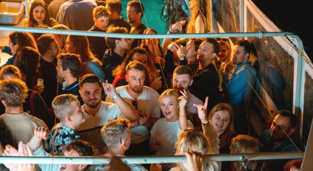 El barco lleno de genle disfrutando de la noche