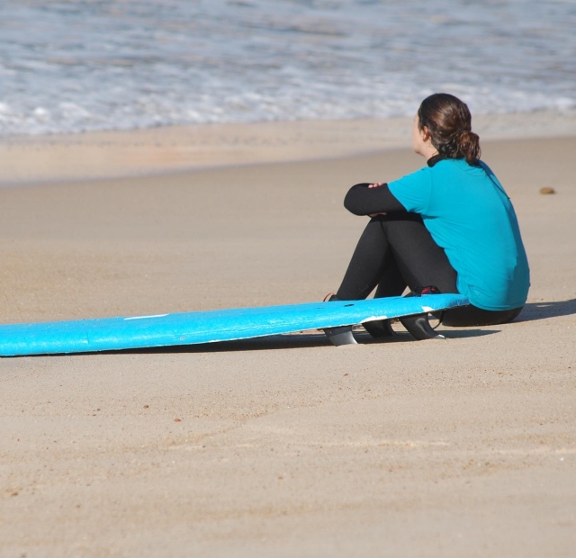 Reposando en la arena esperando para surfear de nuevo