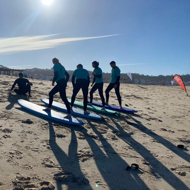 De pie en la tabla ensayando la posición adecuada