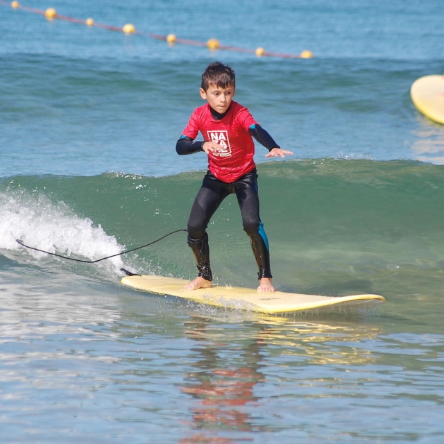 Un niño pequeño dominando el manejo de la tabla