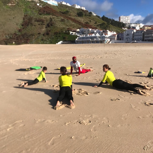 Realizando estiramientos en la arena