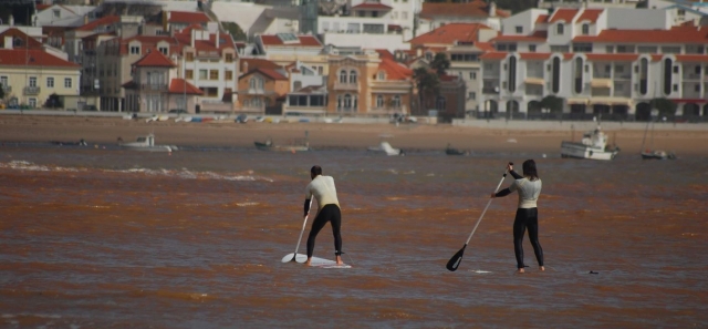 Una usuaria siguiendo la estela marcada por su compañero de paddle board