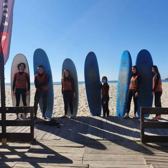 Foto grupal posando con sus respectiva tablas